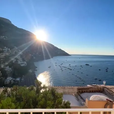 Queen View - No Kitchen Appartamento