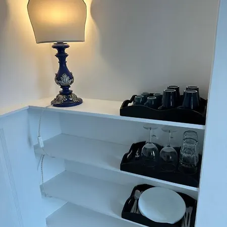 Queen View - No Kitchen *