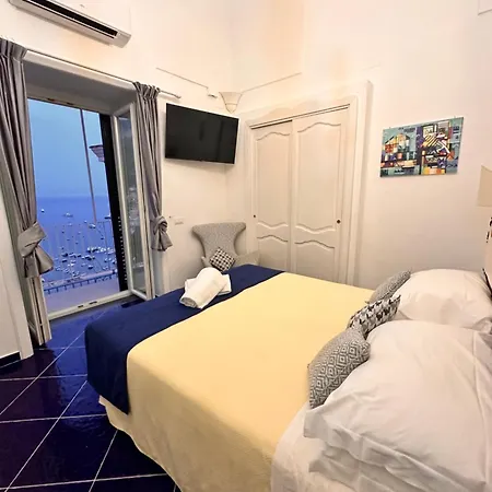 Queen View - No Kitchen * Positano